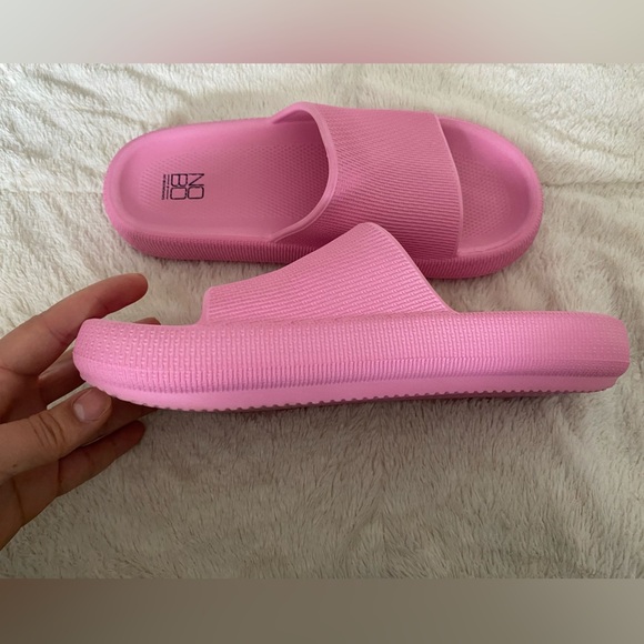 No Boundaries Pink Slides - Picture 2 of 3